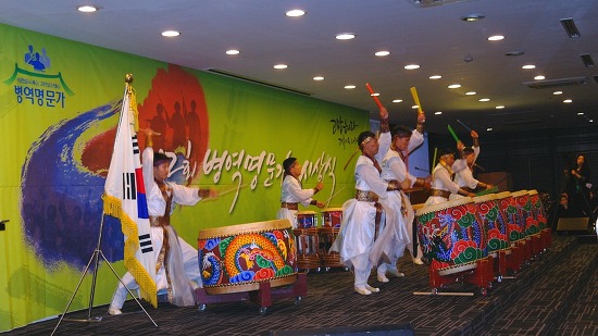 대한민국 병역 명문가 시상식 행사를 빛내기 위해 열띤 공연을 하는 중